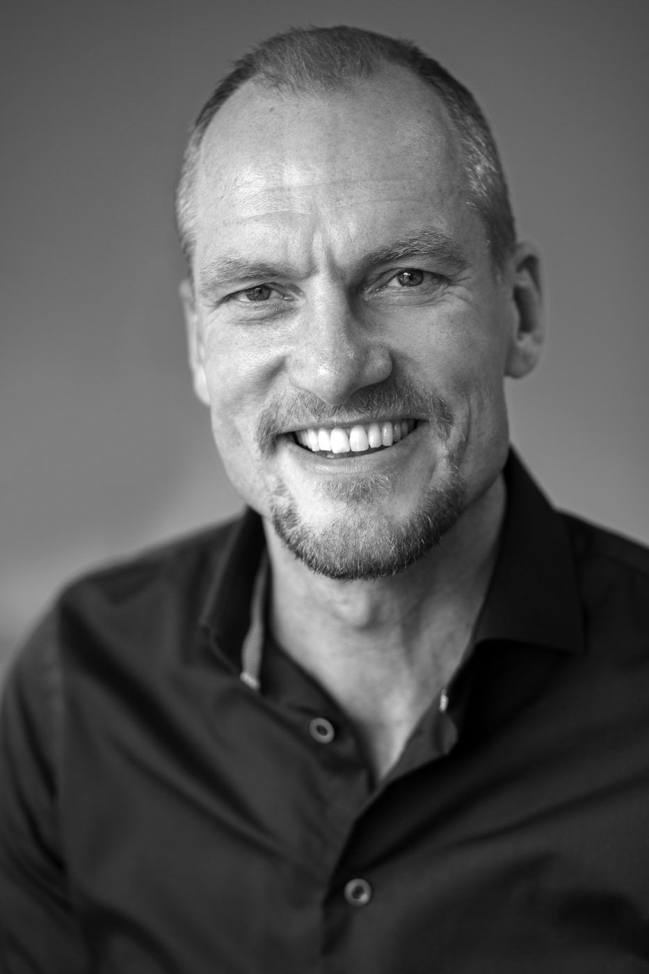 Portret van Frank Schel, in zwart-wit